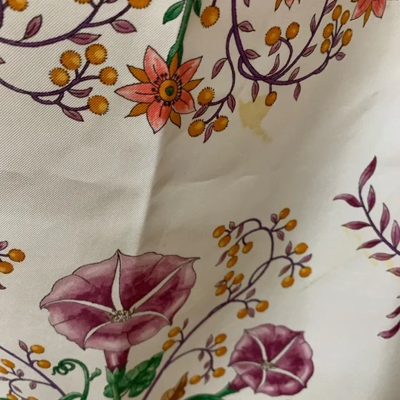 Vintage GUCCI Iconic "Flora" Silk Scarf with Green Border - Picture 5 of 11